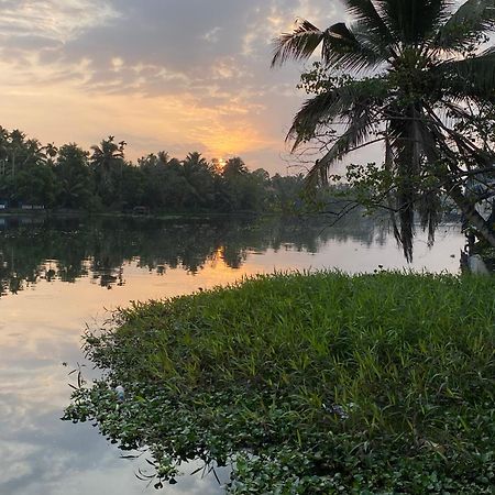 Bed and Breakfast Sunsets And Palm Trees Alappuzha Экстерьер фото